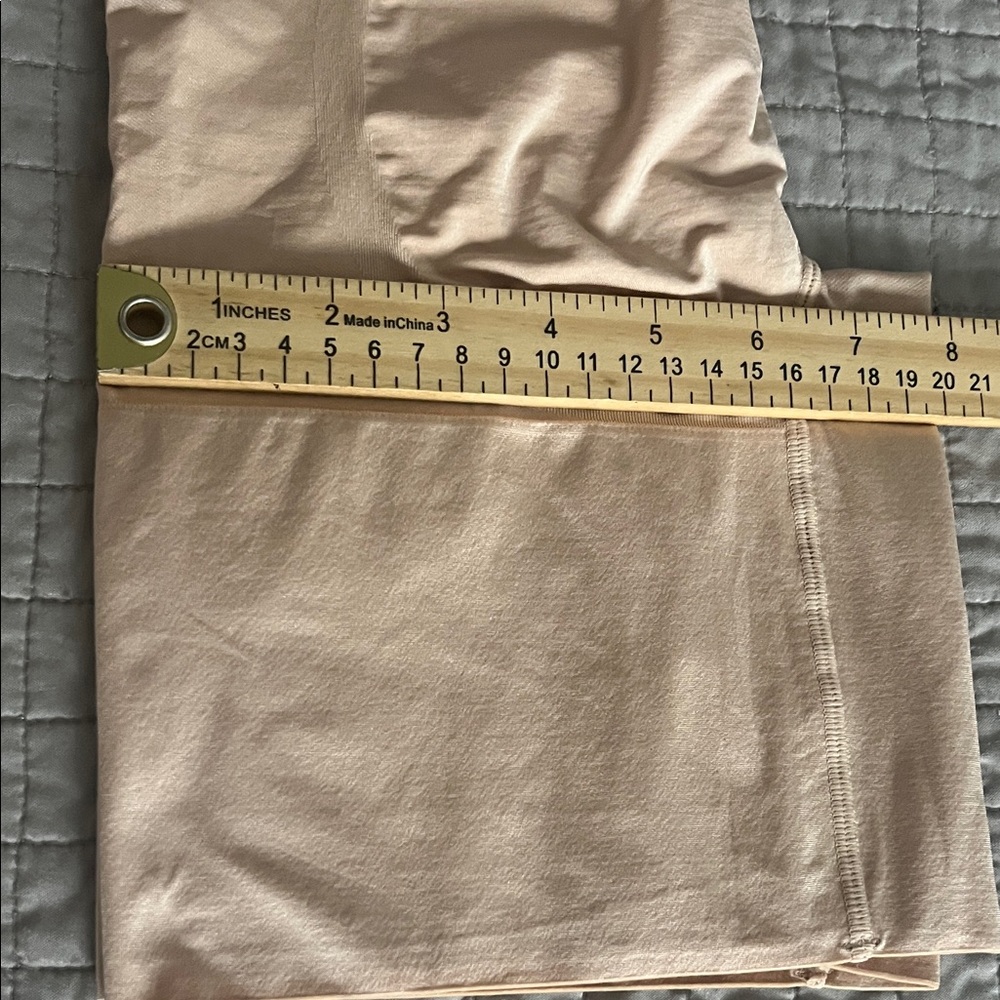 SPANX Mide-thigh short - Picture 8 of 9